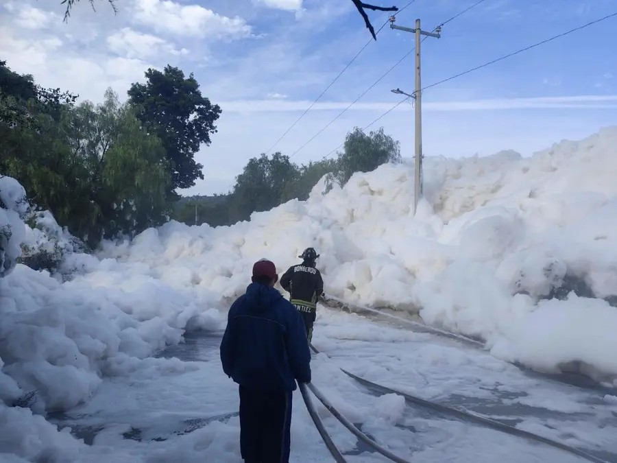 Toxic foam blocks highway in Hidalgo, raising concerns among families about pollution